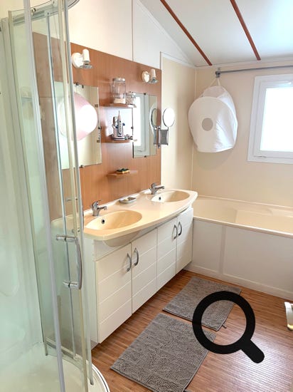 salle de bain avec douche, baignoire et double vasques - chalet 59 - lac de guerlédan - Caurel, Bretagne
