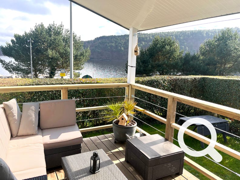 terrasse avec vue sur le lac et salon de jardin - chalet 59 - lac de guerlédan - Caurel, Bretagne